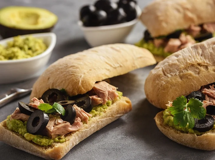 Брускетта на гречневом хлебе с быстрообжаренными креветками в ореховом соусе