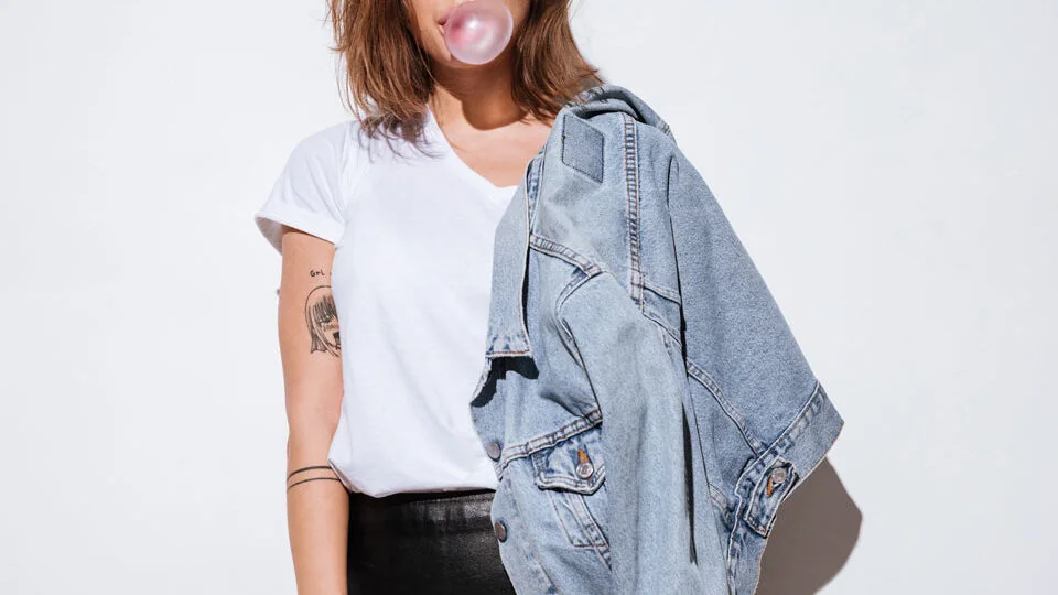 С чем носить юбку мини в демисезонный период и в холода?