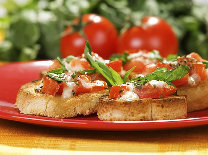 Чиабатная брускетта со сладкими помидорами и моцареллой с песто