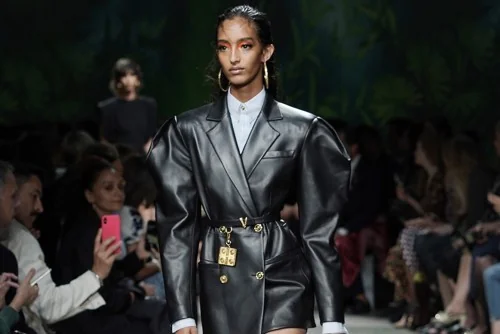 Фактуры решают: пиджаки из замши, вельвета и кожи