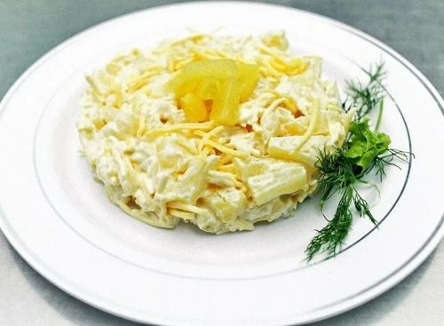 Салат с ананасом и курицей и сыром