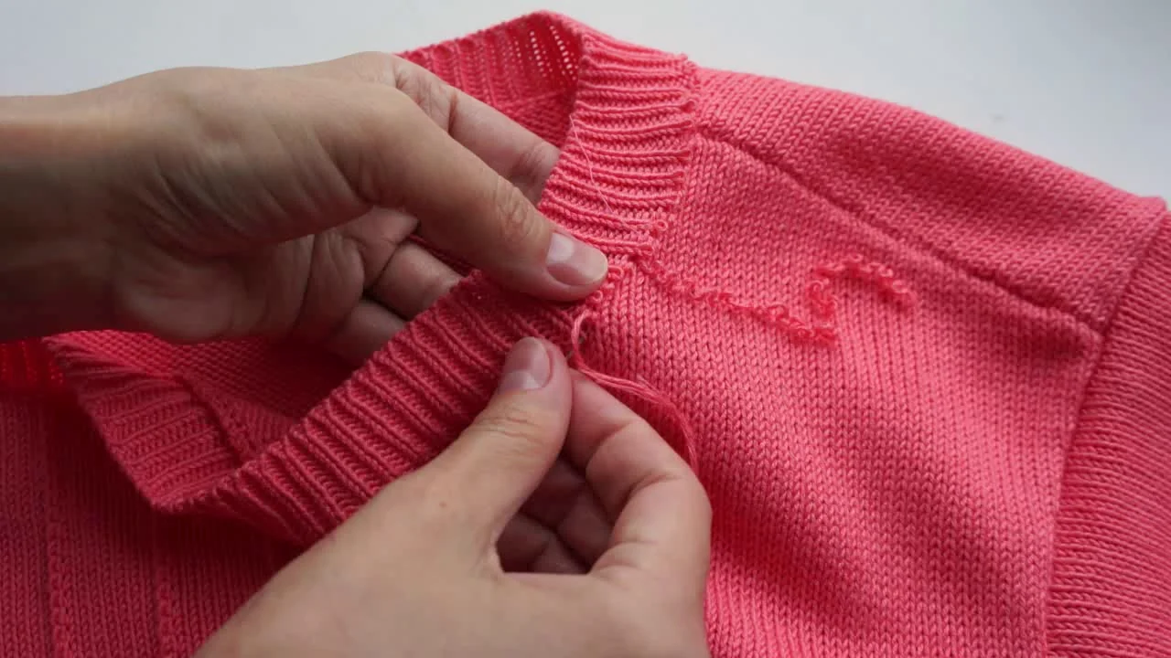Как спасти свитер, если сделала большую зацепку