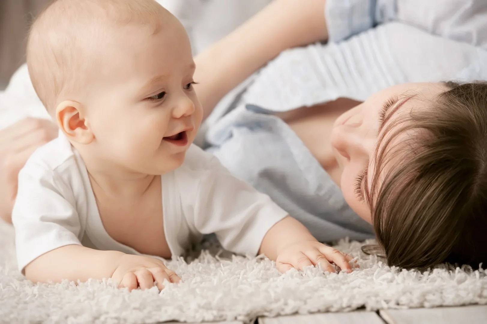 Когда ребенок начинает агукать и произносить первые звуки