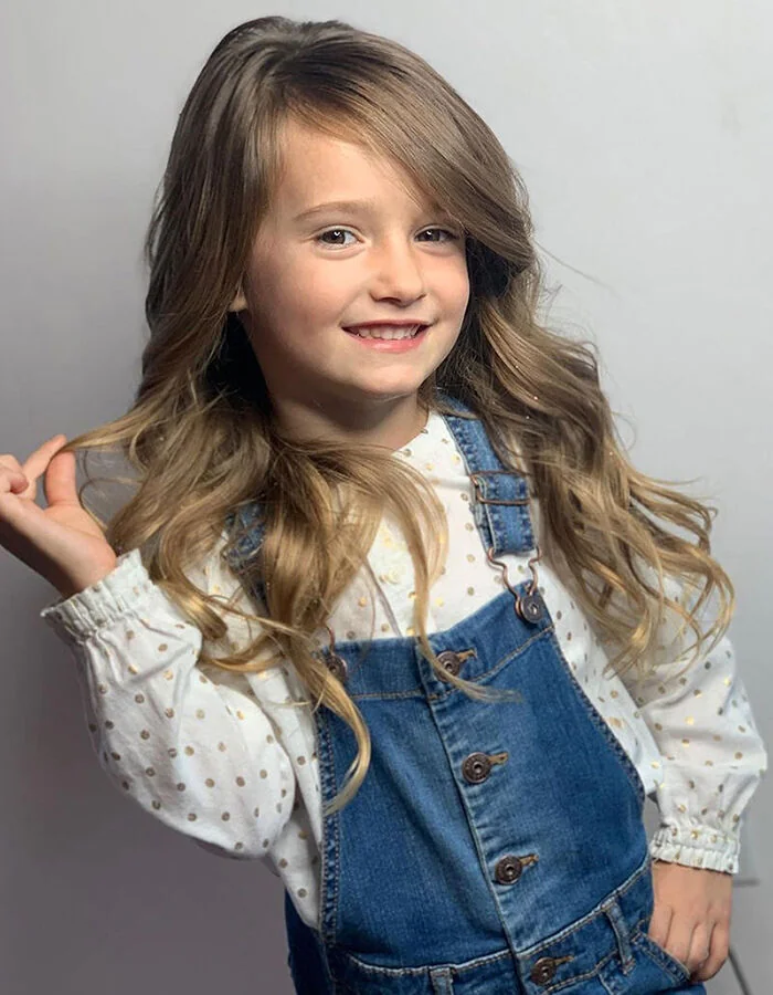 Косая челка и длинные волосы