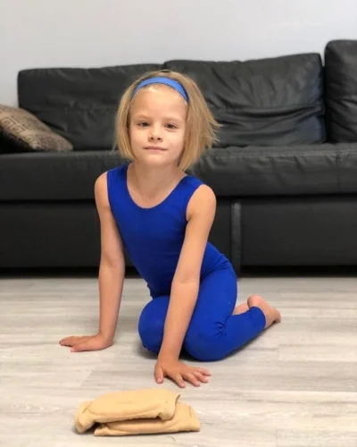 Прическа на короткие волосы с заколками-крабиками