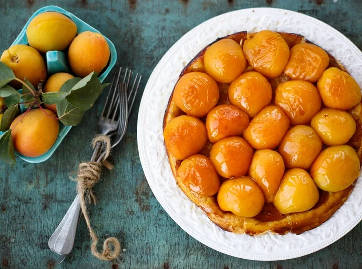 Рецепт недели: пирог с абрикосами и лимонной глазурью