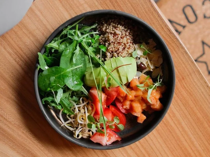 Салат с лососем и киноа