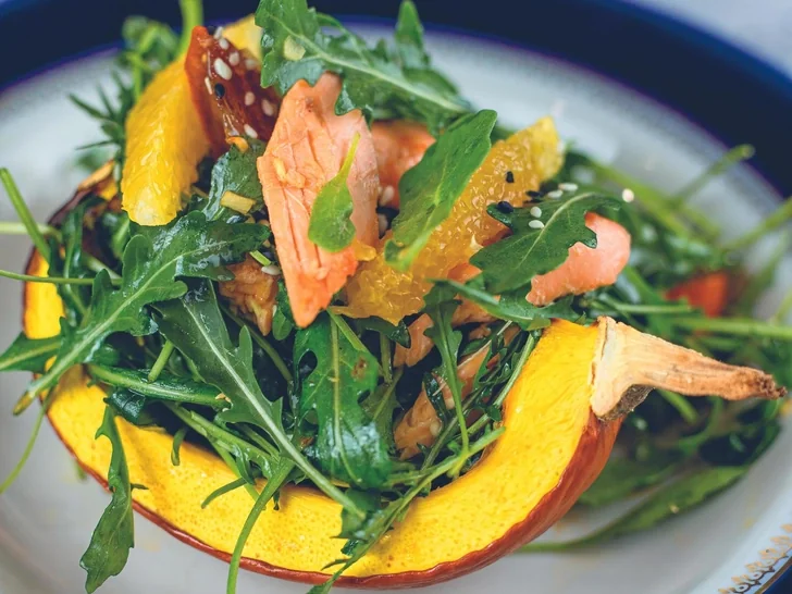 Салат с печеным лососем и тыквой