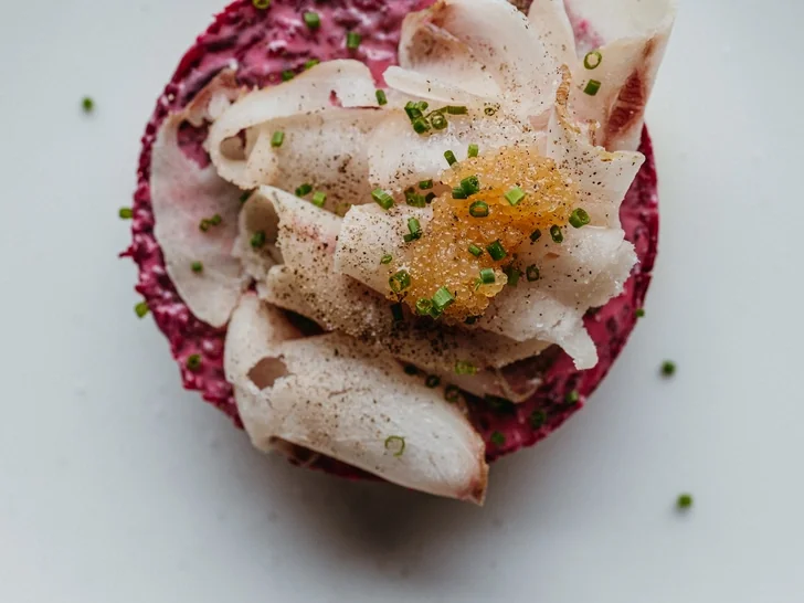 Сельдь под шубой со строганиной из мускуна