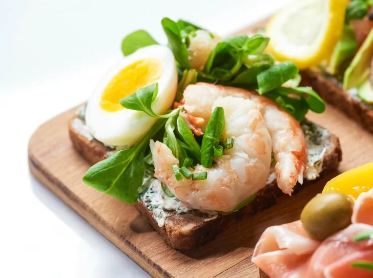Сморреброд с креветками и сливочным сыром