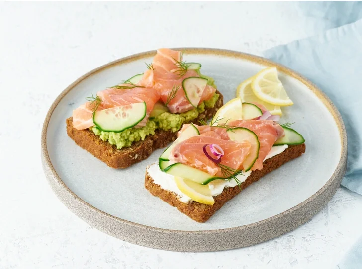 Сморреброд: с лососем и сливочным сыром