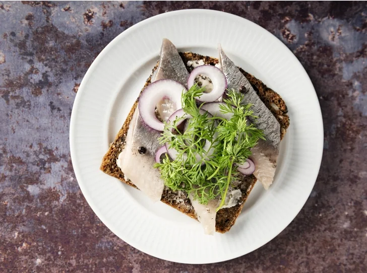 Сморреброд с маринованной сельдью и красным луком Сморреброд: 5 рецептов популярного датского блюда