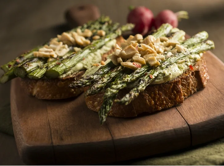 Сморреброд со спаржей и сливочным сыром