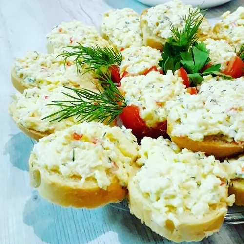 Закуска из плавленого сыра с колбасой