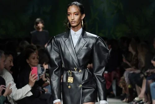 Фактуры решают: пиджаки из замши, вельвета и кожи