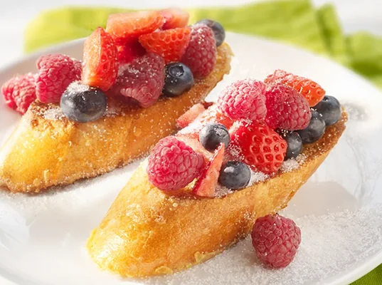 Хрустящий бутерброд с маскарпоне и ягодами