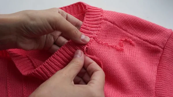 Как спасти свитер, если сделала большую зацепку
