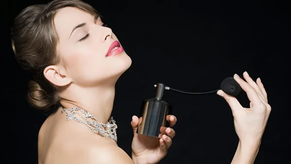 Парфюмерный этикет: какие ароматы где и когда уместно носить