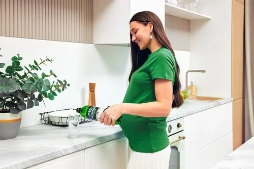 Почему хочется минеральной воды во время беременности: 5 причин