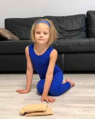 Прическа на короткие волосы с ободком или лентой