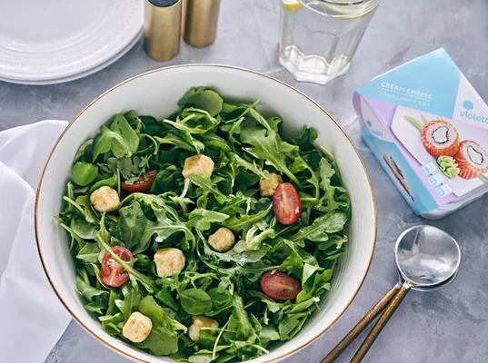 Средиземноморский салат с сырными крутонами